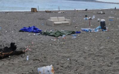 Barcellona PG. Degrado in spiaggia post-festa San Rocco, M5S: “Offesa a nostro mare, a rischio ecosistema fragile”