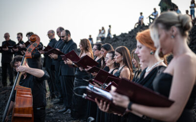 Trionfo di emozioni sull’Etna: la magia del Festival Lirico Teatri di Pietra incanta il tramonto ai piedi del Teseo screpolato