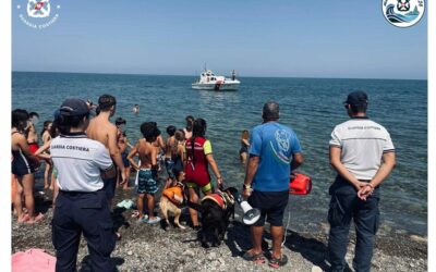 La Guardia Costiera incontra giovani del Summer Camp: simulazioni di salvataggio in mare