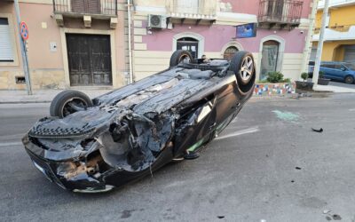 Terme Vigliatore. Auto urta marciapiede e aiuola e sbalza in strada a S. Biagio