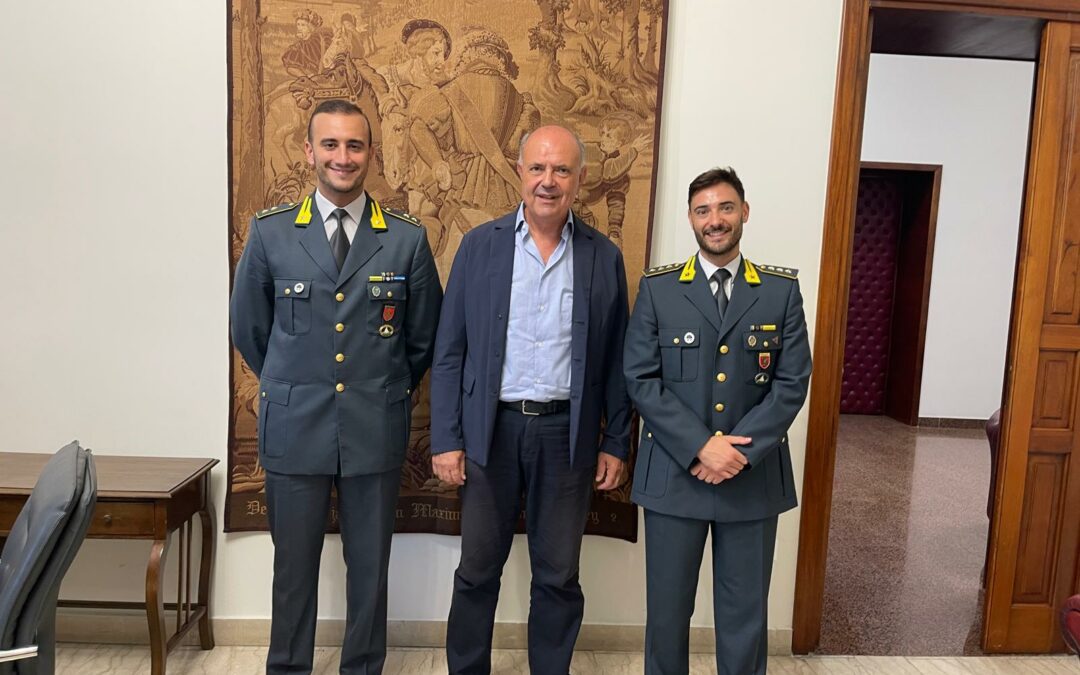 Milazzo. Il comandante della Guardia di Finanza Roberto Catalano saluta sindaco Midili, alla Compagnia arriva Giuseppe Franza