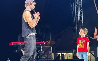 Il sogno di Gioele a 8 anni si realizza: cantare ‘Supereroi’ insieme a Mr Rain